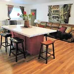 New Charming 2 Bedrooms Unit Close To Everything