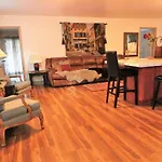 New Charming 2 Bedrooms Unit Close To Everything