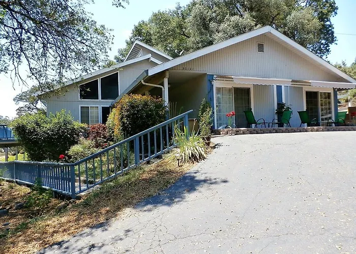 New Charming 2 Bedrooms Unit Close To Everything