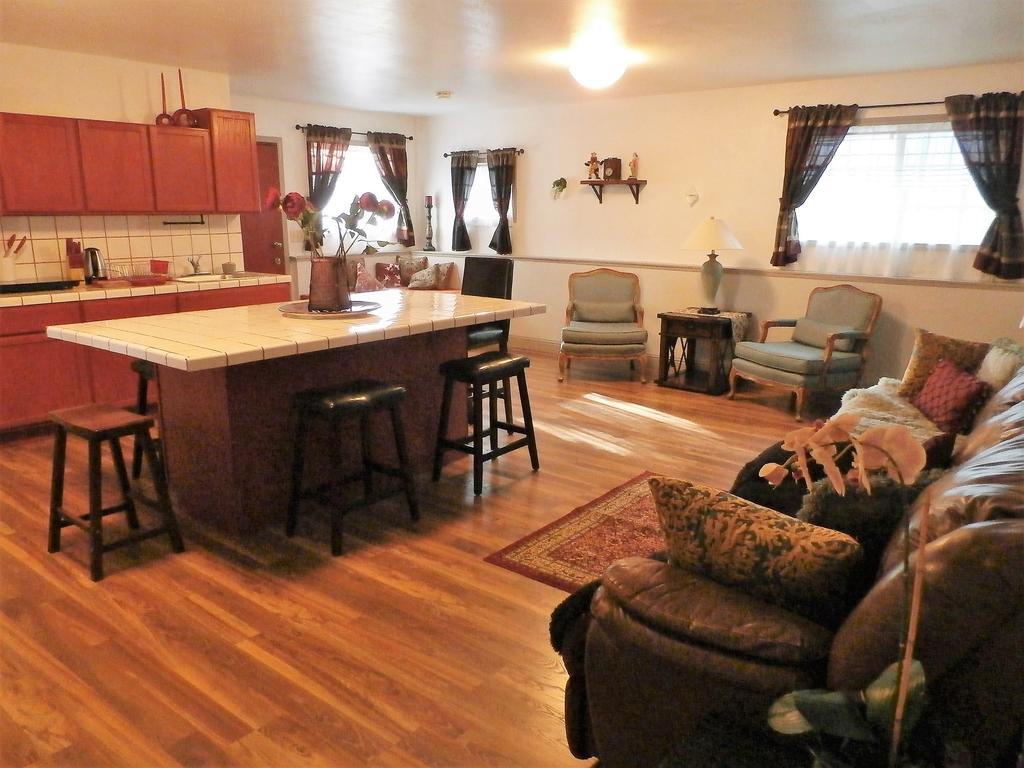 Apartment New Charming 2 Bedrooms Unit Close To Everything *
