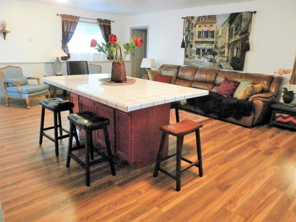 Apartment New Charming 2 Bedrooms Unit Close To Everything *