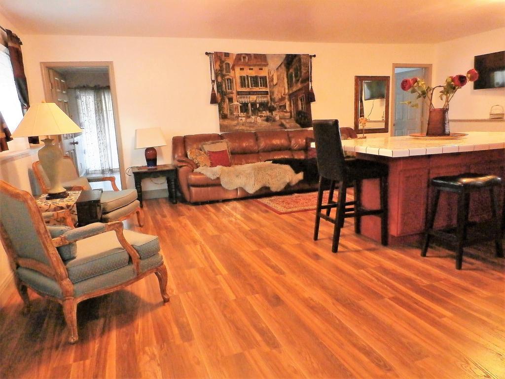 Apartment New Charming 2 Bedrooms Unit Close To Everything *
